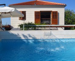 Luksuzni apartman s  bazenom za 6 osoba Komiža otok Vis