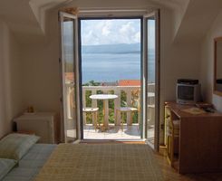 Apartman Žuta soba s balkonom u Bol