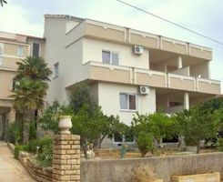 Apartman Gore 1.ravno desno u Novalja